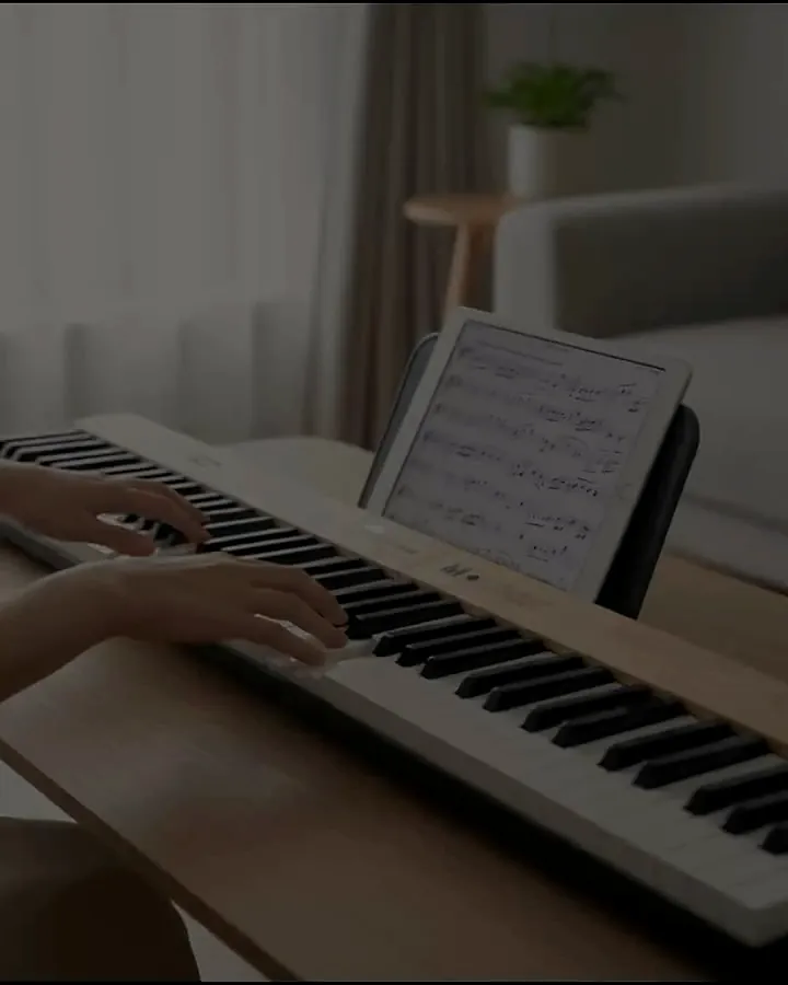 Pessoa tocando piano digital
